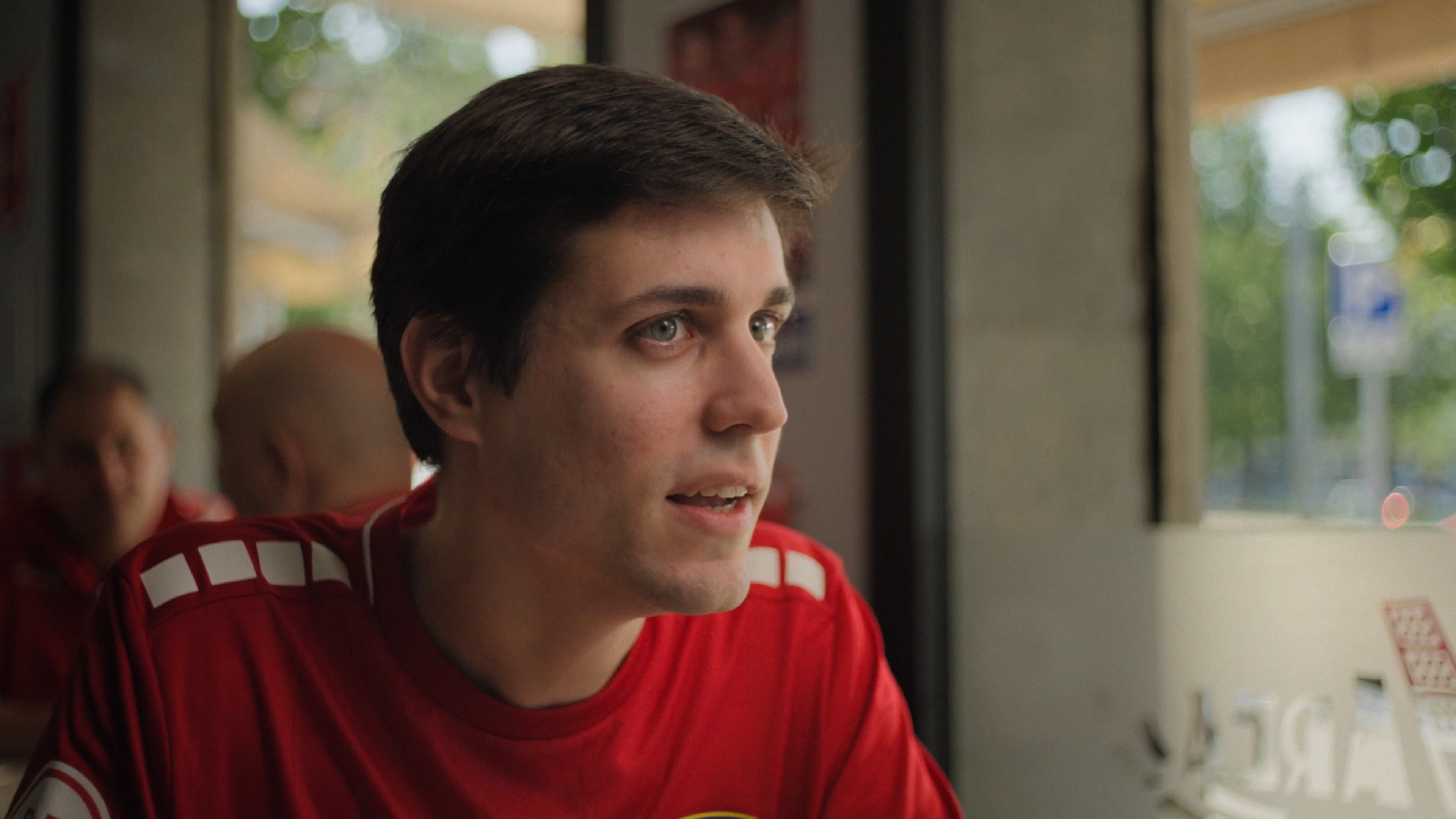 Aficionado con camiseta roja en el bar