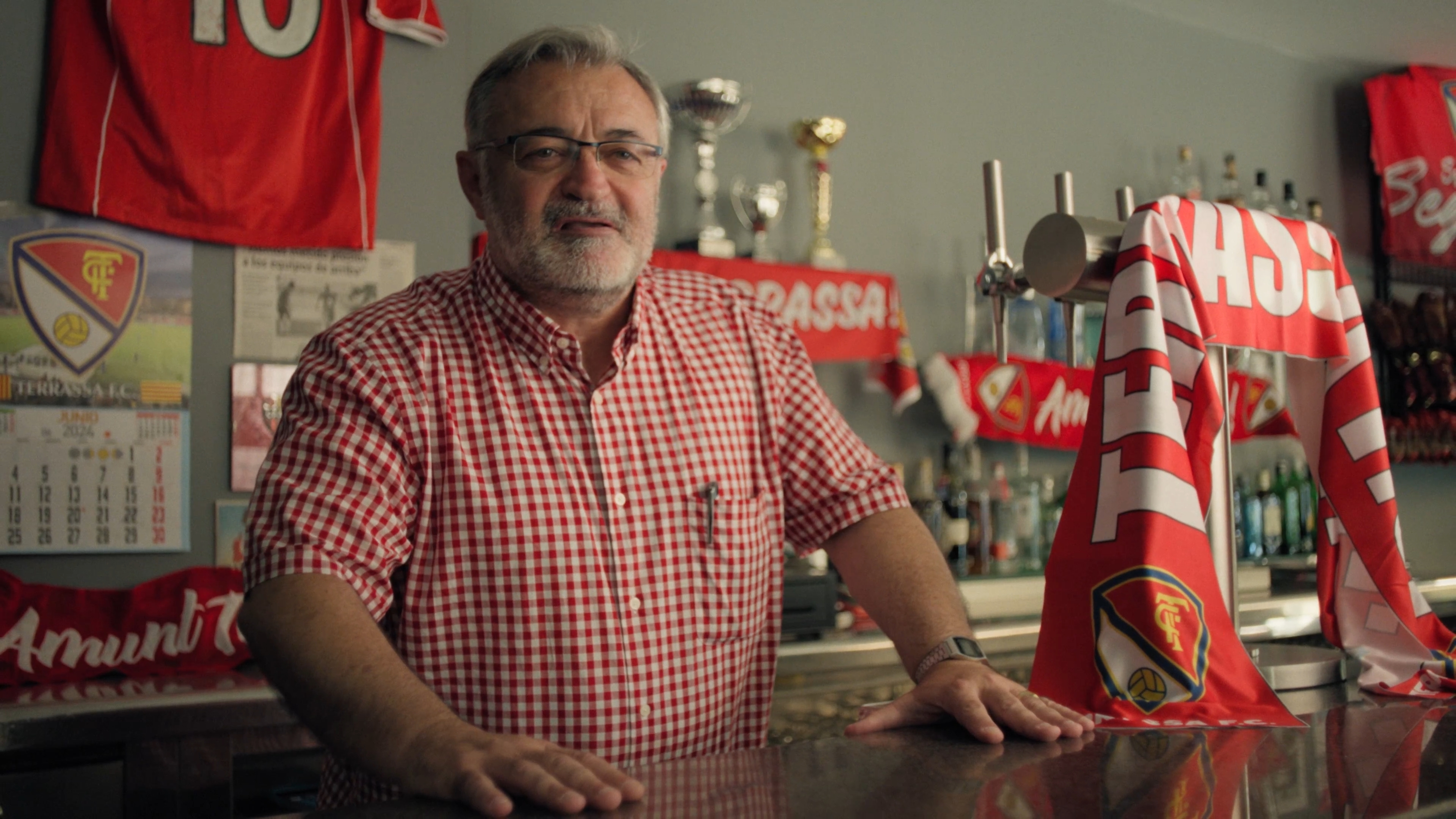 Aficionado junto a los trofeos del Terrassa FC