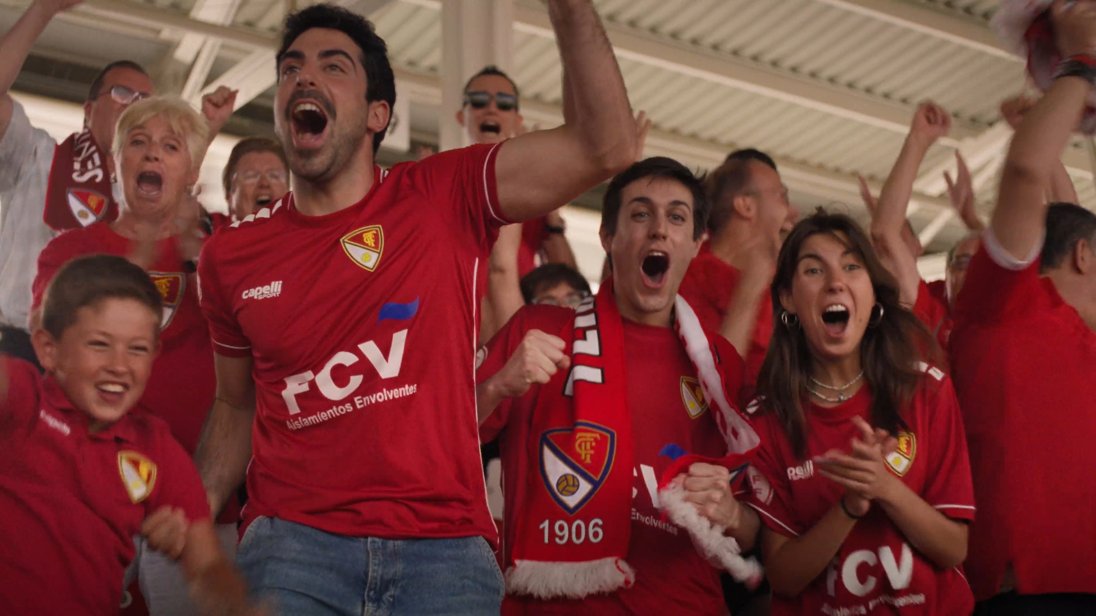 Aficionados del Terrassa FC celebrando en la grada