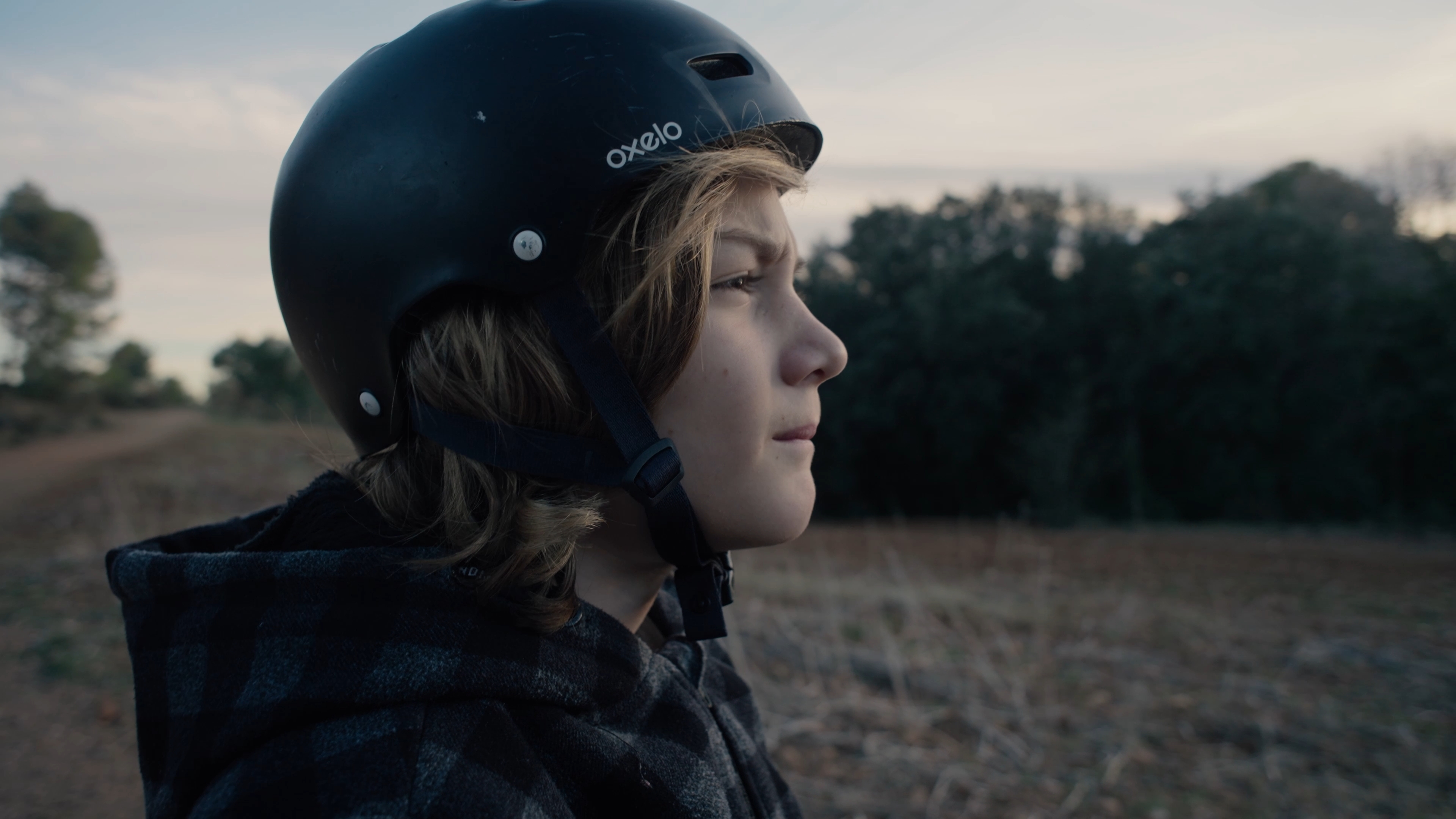 Primer plano con casco al aire libre